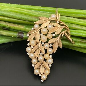 Vintage Crown Trifari Leaf Berries Faux Pearl Cluster Brushed Gold Tone Brooch